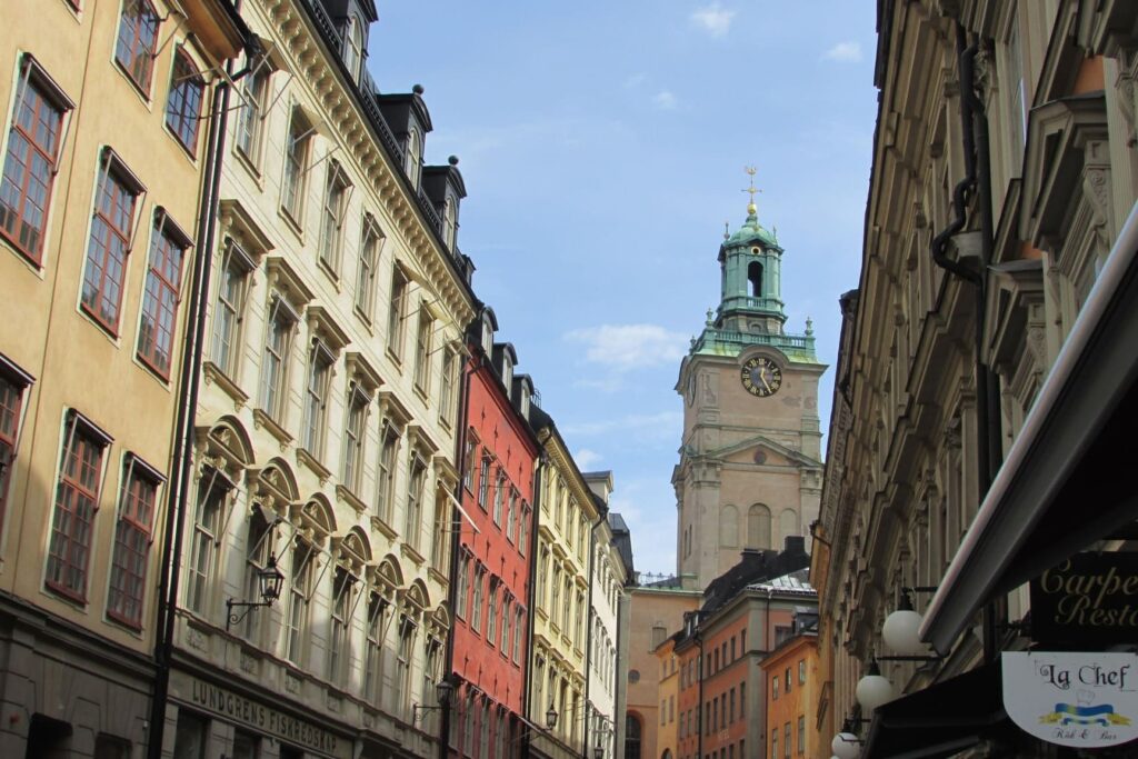 Pogled ma toranj katedrale Storkyrkan iz ulice u starom gradu u Stockholmu u Švedskoj.