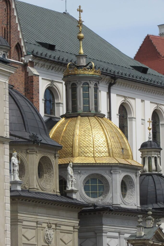 Toranj Katedrale Wawel sa zlatnom kupolom u Krakowu, Poljska.