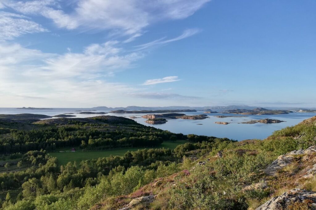 Pogled prema otocima s Anđeoske planine u Vallersund gardu, Norveška.