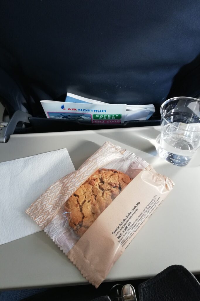 Keks sa komadima čokolade u škarniclu s plastikom u avionu.
