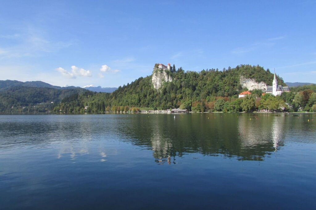 Pogled na dvorac Blejski grad usred jezera Bled u Sloveniji.