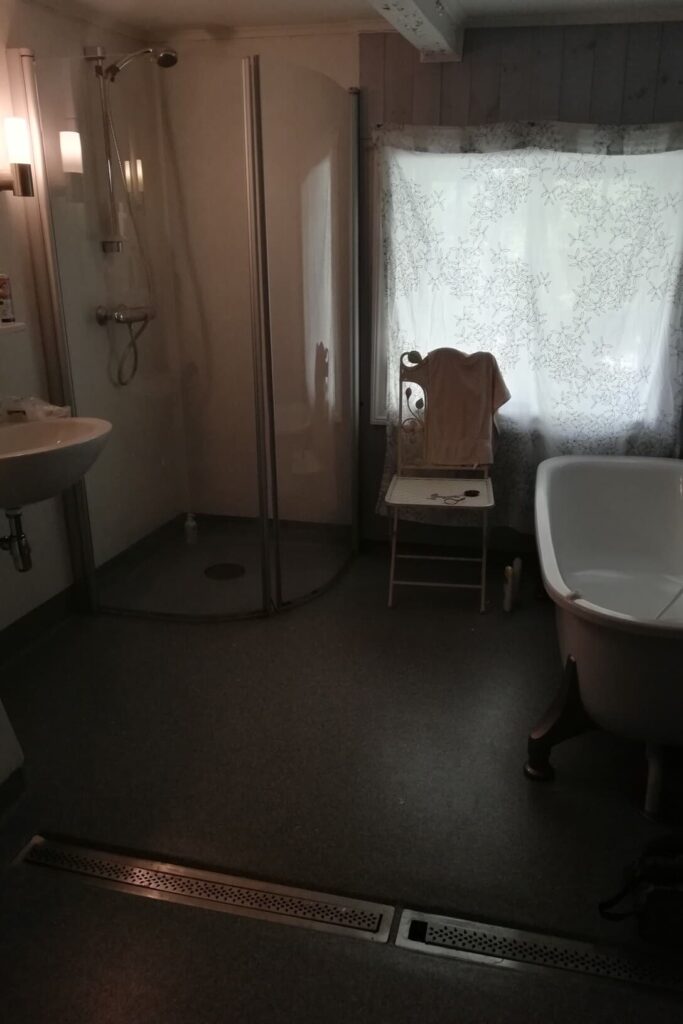 Kupaonica s kadom, tušem i umivaonikom.