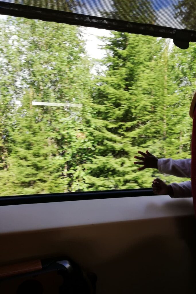 Dječja ruka na prozoru u vlaku.