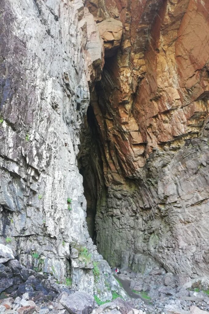 Ulaz u špilju u blizini Vallersund garda u Norveškoj.